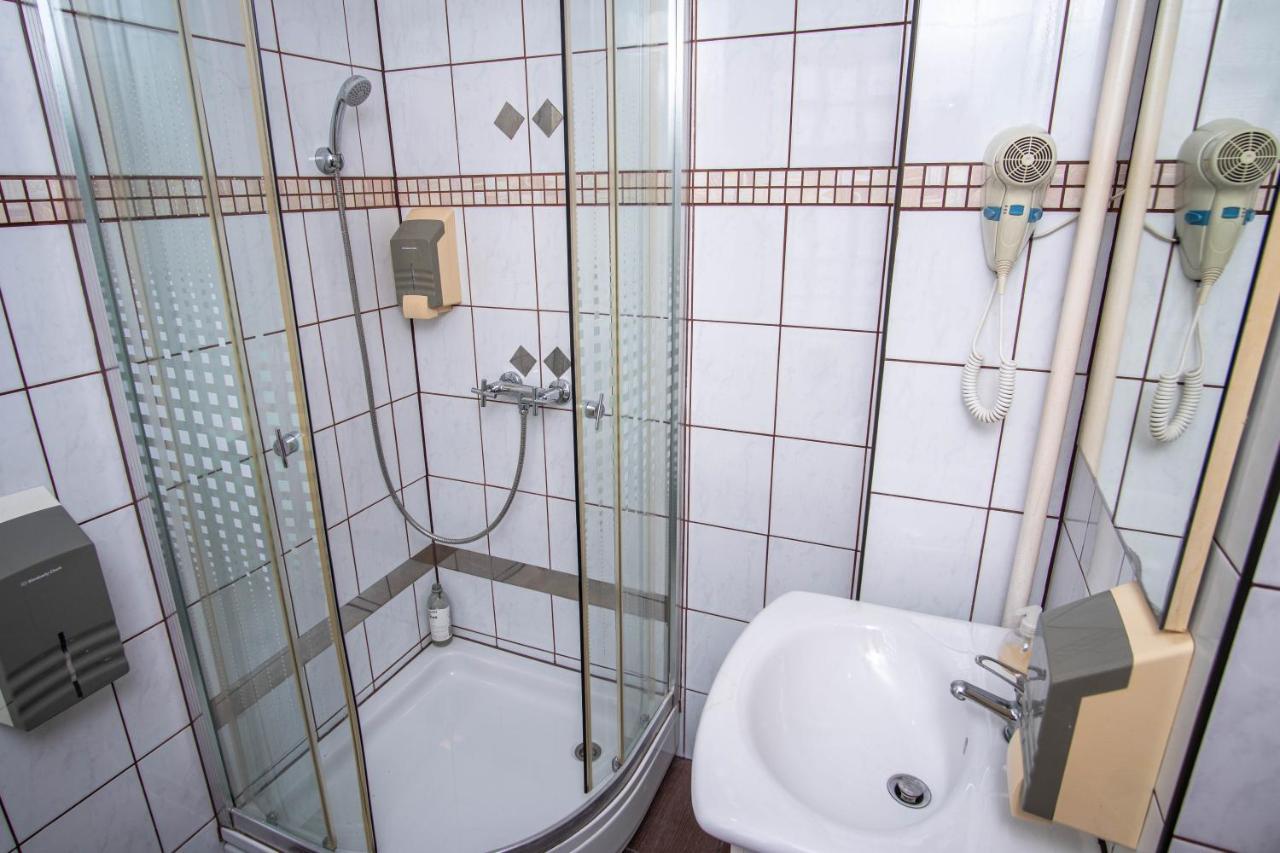 Sobe Amadeus Hotell Sesvete Exteriör bild
